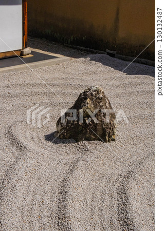 [Kyoto Scenery] Zuihoin Temple: The dynamic dry landscape garden "Dokuza-tei" 130132487
