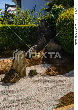 [Kyoto Scenery] Zuihoin Temple: The dynamic dry landscape garden "Dokuza-tei" 130132489