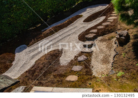 [Kyoto Scenery] Zuihoin Temple: The dynamic dry landscape garden "Dokuza-tei" 130132495