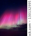北歐夜空中鮮豔的粉紅色極光 130132995