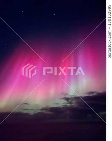 北歐夜空中鮮豔的粉紅色極光 北歐夜空中鮮豔的粉紅色極光 130132995