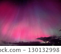 北歐夜空中的粉紅色極光 130132998