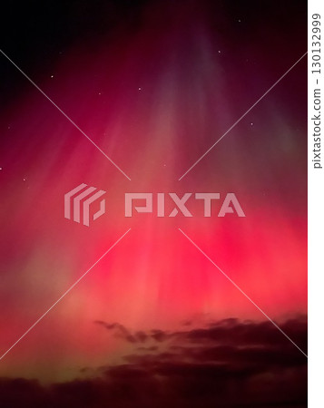 北歐夜空景觀,閃耀著紅色極光 北歐夜空景觀,閃耀著紅色極光 130132999