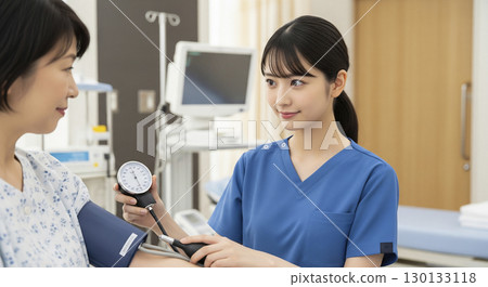 女護士測量血壓 女護士測量血壓 130133118