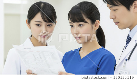 一名男醫生和一名女護士檢查文件 130133119