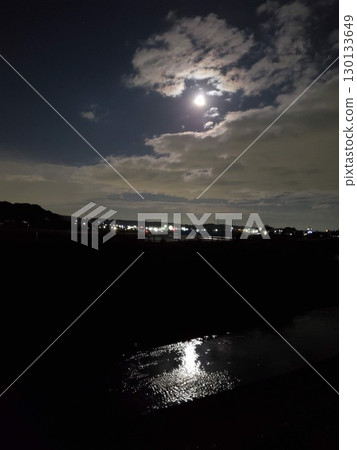 The moonlight shining on the dark night and the pitch-black water 130133649