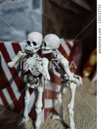 Couple of gossiping human skeletons figurine, spooky toys story 130133731