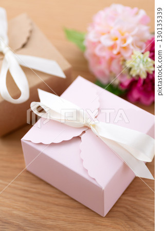 粉紅色禮物 粉紅色禮物 130135339