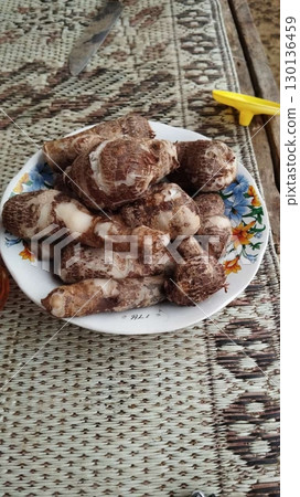 Soft and tender steamed taro with a naturally sweet and nutty flavor. A healthy and satisfying treat, perfect as a snack or ingredient for various desserts and savory dishes. 130136459