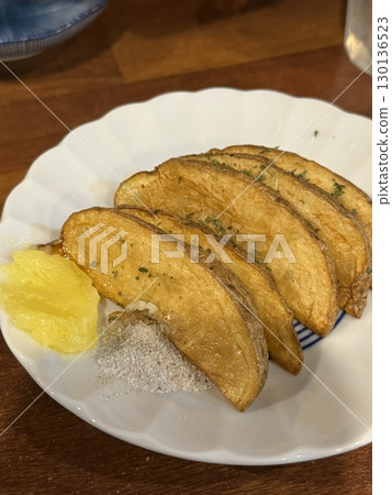 Crispy potato wedges served with rich, creamy cheese sauce. A perfect combination of golden crunch and smooth, savory flavor, making it an irresistible snack or side dish for any meal. 130136523