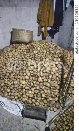 Fresh raw potatoes with smooth skin and firm texture, perfect for various dishes like fries, mashed potatoes, and stews. A versatile and nutritious staple for cooking! 130136533