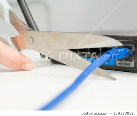 Scissors cut the router cables. Scissors cut the router cables. 130137081