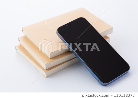 紙本書(平裝書)和智慧型手機 紙本書(平裝書)和智慧型手機 130138375