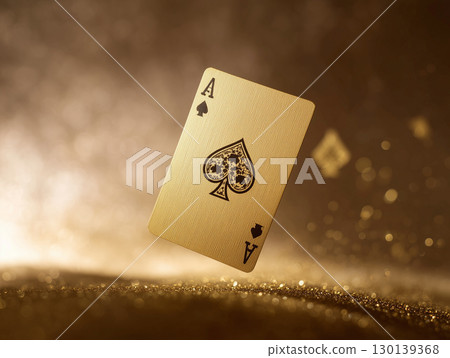 黑桃 A 撲克牌漂浮在金色的背景上 130139368