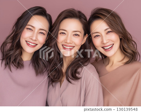 三位身穿紫色衣服、表情明亮的女性——秋季美景圖 三位身穿紫色衣服、表情明亮的女性——秋季美景圖 130139548