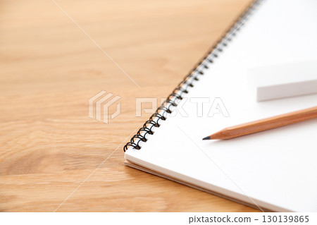 寫生簿和鉛筆 130139865