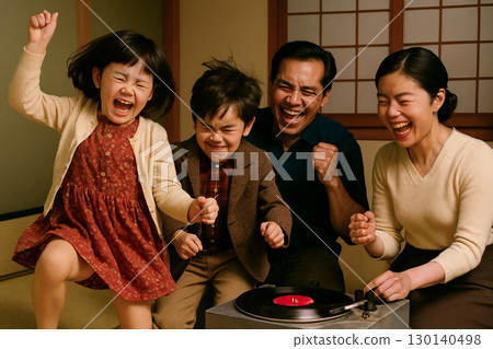 昭和時代的場景：女孩隨著唱片起舞 130140498