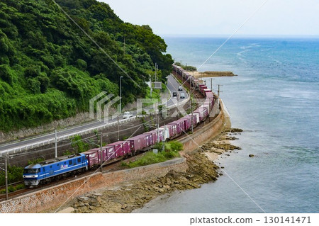 EF210-109次牽引貨櫃列車沿瀨戶內海行駛 130141471