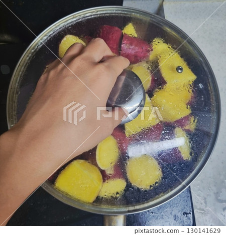 The images show sweet potatoes being steamed in a pot with a lid, a simple and healthy way to cook them. The images show sweet potatoes being steamed in a pot with a lid, a simple and healthy way to cook them. 130141629