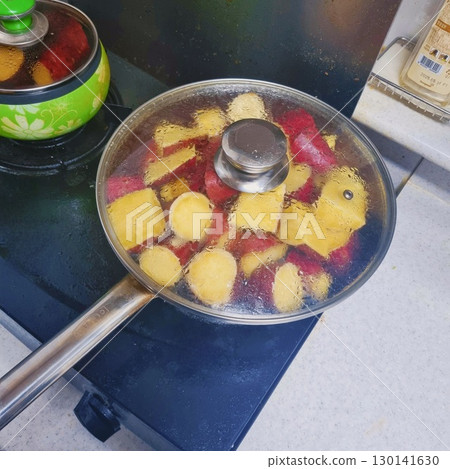 The images show sweet potatoes being steamed in a pot with a lid, a simple and healthy way to cook them. The images show sweet potatoes being steamed in a pot with a lid, a simple and healthy way to cook them. 130141630