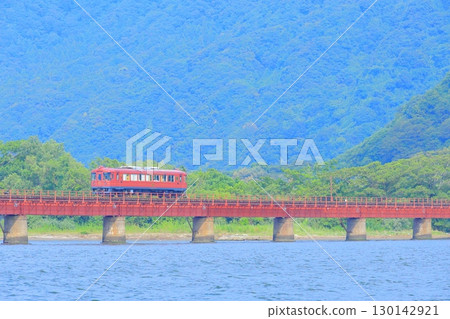 "Akamatsu-go" crossing the Yura River bridge "Akamatsu-go" crossing the Yura River bridge 130142921