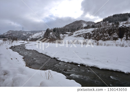 Overlooking the upper reaches of the Kiyotsu River in Kakuma, Tokamachi City, Niigata Prefecture, a region with heavy snowfall where snow clouds come and go Overlooking the upper reaches of the Kiyotsu River in Kakuma, Tokamachi City, Niigata Prefecture, a region with heavy snowfall where snow clouds come and go 130143050