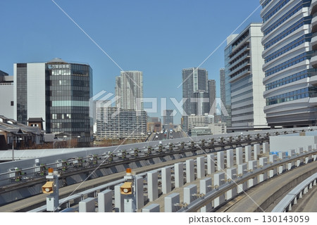 在一個晴朗的冬日，我搭乘百合海鷗線從市場前站出發，回頭望向開往有明網球之森站的彎道。 130143059