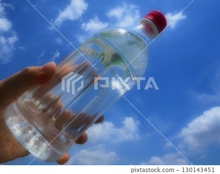 藍天和一大瓶塑膠水 藍天和一大瓶塑膠水 130143451