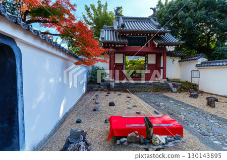 染上秋葉的天心院山門 染上秋葉的天心院山門 130143895