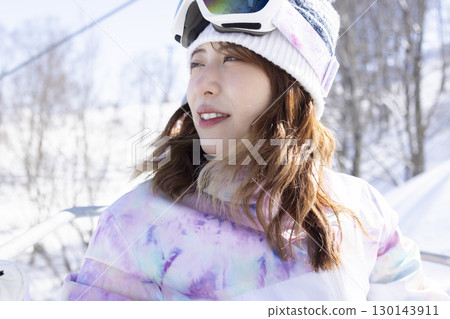 享受滑雪的可愛女人 130143911