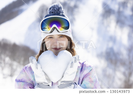 欣賞雪山的可愛女人 130143973