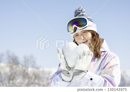 欣賞雪山的可愛女人 130143975