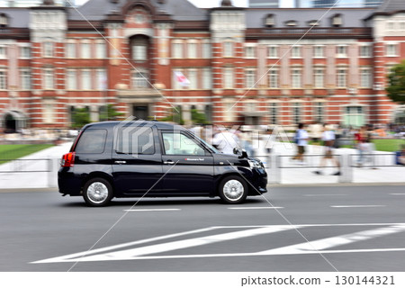 一輛黑色計程車駛過東京車站前 一輛黑色計程車駛過東京車站前 130144321