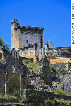 FRANCE, DORDOGNE, PERIGORD NOIR, LES-EYZIES-DE-TAYAC, CHATEAU DE COMMARQUE 130144658