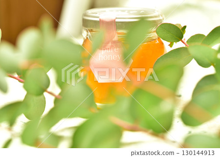蜂蜜在一個瓶子裡 130144913