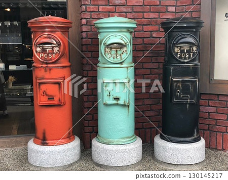 街角排列著三色復古信箱 街角排列著三色復古信箱 130145217