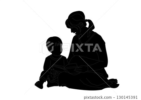 一位懷孕的母親正在為她的孩子讀書。剪影插圖描繪了父母和孩子正在閱讀一本圖畫書。 一位懷孕的母親正在為她的孩子讀書。剪影插圖描繪了父母和孩子正在閱讀一本圖畫書。 130145391