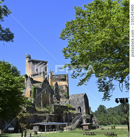 FRANCE, DORDOGNE, PERIGORD NOIR, LES-EYZIES-DE-TAYAC, CHATEAU DE COMMARQUE 130145400