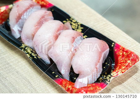 鳥取縣境港市的黃尾魚握壽司 130145710