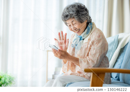 使用智慧型手機的資深婦女 130146222