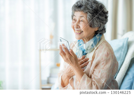 使用智慧型手機的資深婦女 130146225