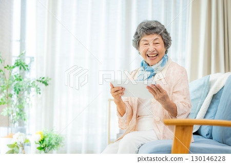 使用平板設備的資深婦女 130146228