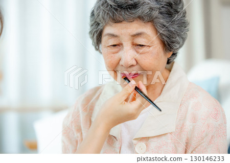 老年婦女在客廳塗口紅 130146233