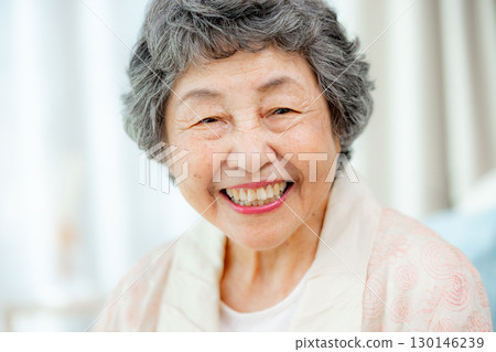 老年婦女在客廳塗口紅 130146239