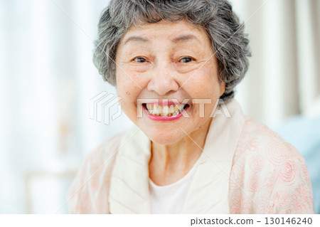 老年婦女在客廳塗口紅 130146240