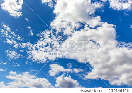 夏日天空:藍天和白雲 夏日天空:藍天和白雲 130146326