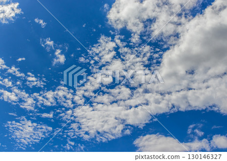 夏日天空:藍天和白雲 夏日天空:藍天和白雲 130146327
