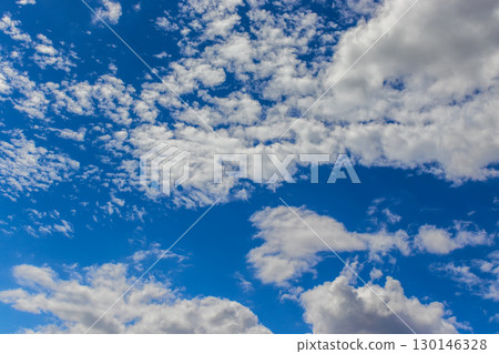 夏日天空:藍天和白雲 夏日天空:藍天和白雲 130146328