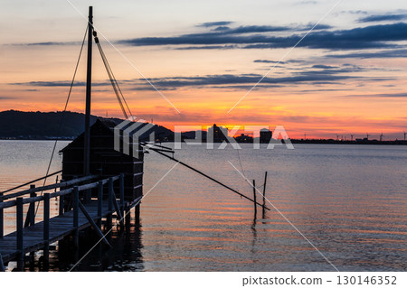多哥湖的夜景:天空、湖泊與四手網捕魚瞭望小屋 多哥湖的夜景:天空、湖泊與四手網捕魚瞭望小屋 130146352