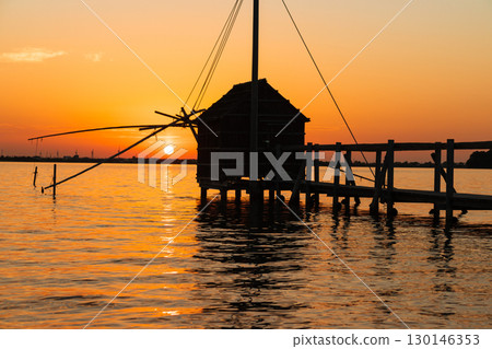 多哥湖的夜景:天空、湖泊與四手網捕魚瞭望小屋 多哥湖的夜景:天空、湖泊與四手網捕魚瞭望小屋 130146353
